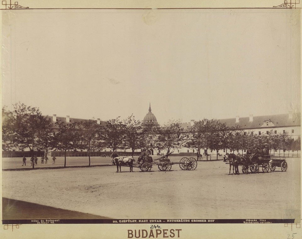 Az Újépület belső udvara, 1900 – forrás: Fortepan / Budapest Főváros Levéltára / Klösz György fényképei