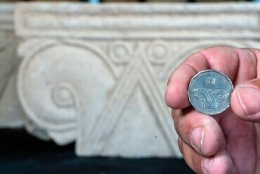 Az oszlopfők formai megoldása a régészeti leletek között talált pénzérmén is feltűnik., Fotó: bbc/EPA