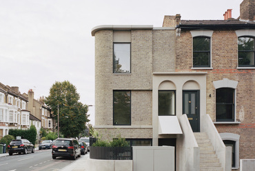 31/44 Architects: Corner House, háromlakásos épület Kelet-Londonban. Fotó © Rory Gardiner