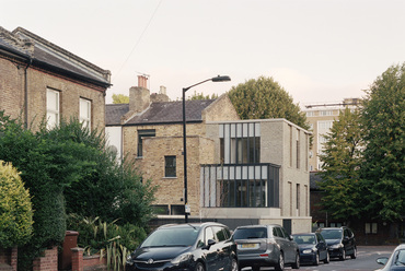 31/44 Architects: Corner House, háromlakásos épület Kelet-Londonban. Fotó © Rory Gardiner