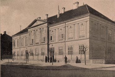 Szombathely, Püspöki elemi iskola 1910 körül - tervező: Kirchmayer Károly, építőmester: Brenner (V) János - forrás: Építő Ipar, 1911/22., 229. o.