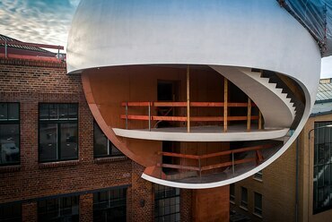 A Niemeyer Sphere építés közben, 2018 októberében. Fotó: Superslogman, Wikimedia Commons