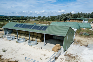 Kuti agrárgazdaság nyitott szalmatárolókkal és magtárral, 400-800 m2, Forrás: Swedsteel  