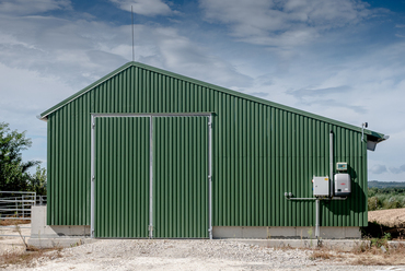 Kuti agrárgazdaság nyitott szalmatárolókkal és magtárral, 400-800 m2, Forrás: Swedsteel  