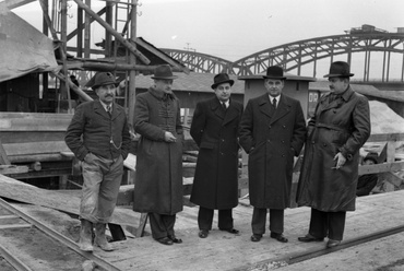 Lágymányosi Duna-part, háttérben az Összekötő vasúti híd. 1942. Forrás: Fortepan, Adományozó: Lissák Tivadar