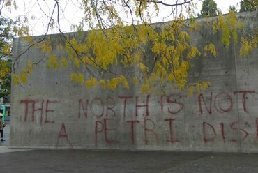 Lebontják Tadao Ando manchesteri betonfalát – graffiti a falon – fotó: Dezeen