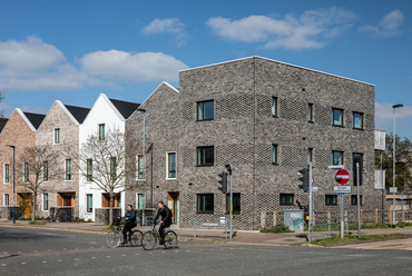 	Mole Architects: Marmalade Lane, közösségi lakótelep Cambridge-ben – sorházak, sarkon apartmanház – fotó © David Butler