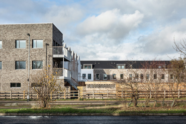 Mole Architects: Marmalade Lane, közösségi lakótelep Cambridge-ben – a telep déli irányból, balra apartmanház, háttérben sorházak – fotó © David Butler