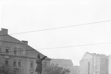 Bem József tér, tüntetés 1956. október 23-án a Bem szobornál. Háttérben az egykori Radetzky laktanya. 1956. Forrás: Fortepan, Faragó György