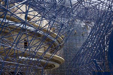 A Heydar Aliyev Kulturális Központ építés közben, Zaha Hadid Architects, Baku, Azerbajdzsán, 2007-2012, Fotó: ©Luce Hayes, A Zaha Hadid Architects hozzájárulásával