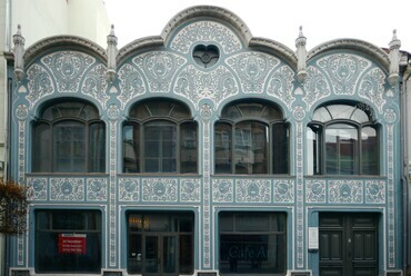Deutsch Károly Ignác lámpa-, üveg- és porcelánkereskedése. Az épületnek már csak az oromfala eredeti. Fotó: Zuh Deodáth