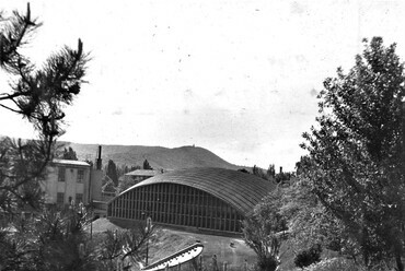 A pasaréti Vasas Sporttelep teniszcsarnoka, 1955–1960. Tervezők: Menyhárd István, Papp Béla, Szendrői Jenő, Biczók Katalin. Építéstechnológia: Semsey Lajos. Fotó: Modern Ipari Építészetért Alapítvány – IPARTERV Fotóarchívum