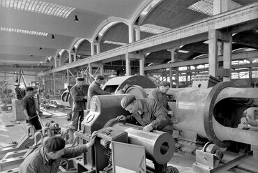 Gyártógépek szerelése a Zsolcai Épületelemgyár üzemi csarnokában, 1963. május 10. Fotó: Birgés Árpád – MTI / MTVA Sajtó- és Fotóarchívum MTI-FOTO-F_PAD19630510045