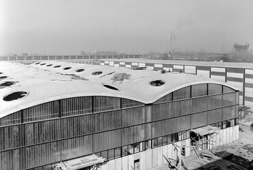 A Csepel Vas- és Fémművek Szerszámgépgyárának célgépcsarnoka, 1964–1968. Tervezők: Reisch Róbert, Pál Balázs. Fotó: Bara István – MTI / MTVA Sajtó- és Fotóarchívum, MTI-FOTO-F__IS19681021001
