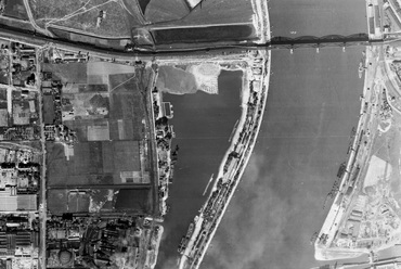 Az Összekötő vasúti híd, a Kopaszi gát, és aKvassay zsilip, Fotó: Fortepan, Adományozó: USAF