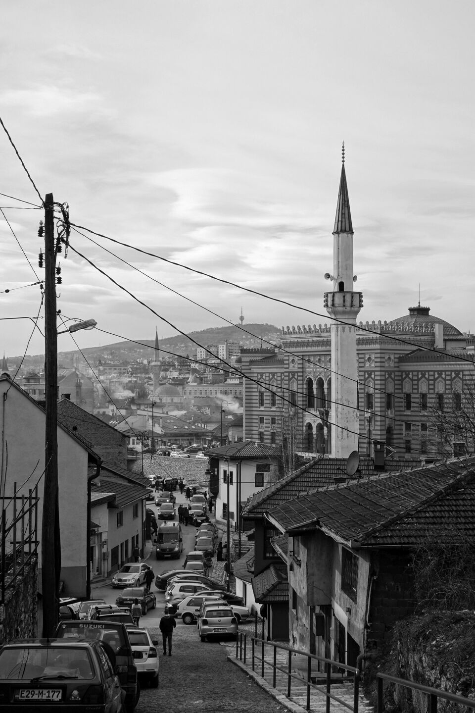 Szarajevó városképe a kultúrák együttélését mutatja – a dzsámik között előtűnik az 1896-ban befejezett városháza (Vijećnica)., Fotó: Lovra Éva
