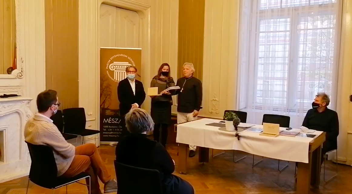 Dénes Eszter átveszi a díjat, Forrás: MÉSZ - Ezüst Ácsceruza Díj átadás közvetítése