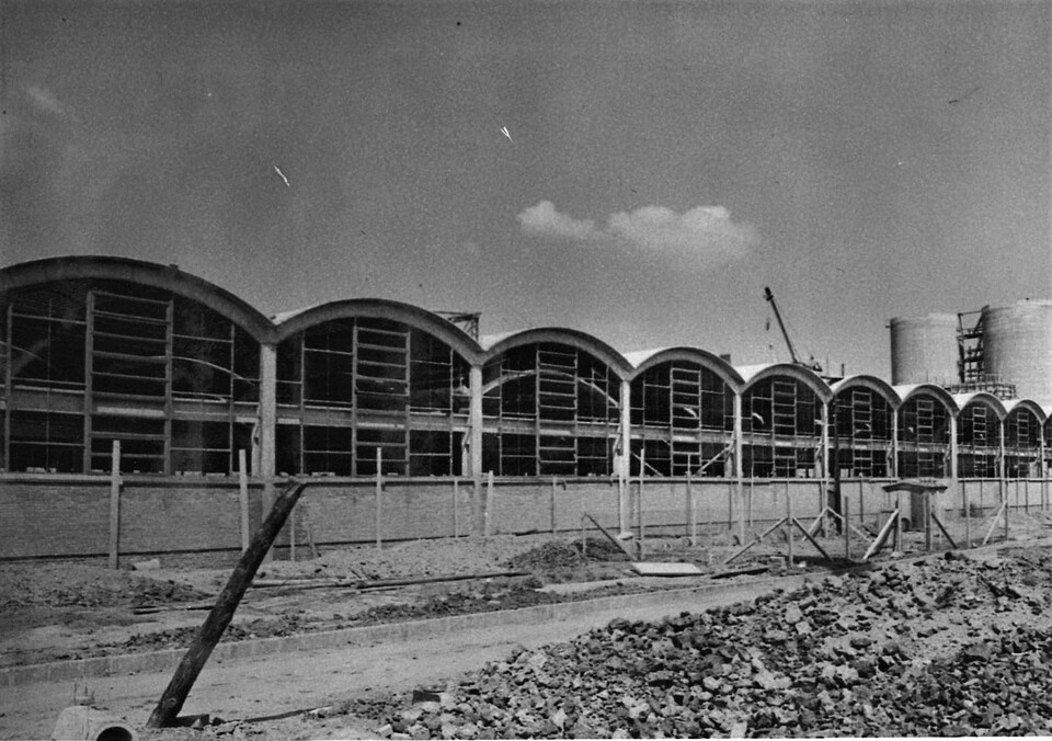 A Zsolcai Épületelemgyár üzemi csarnokának homlokzata építés közben. Fotó: Fotó: Modern Ipari Építészetért Alapítvány – IPARTERV Fotóarchívum