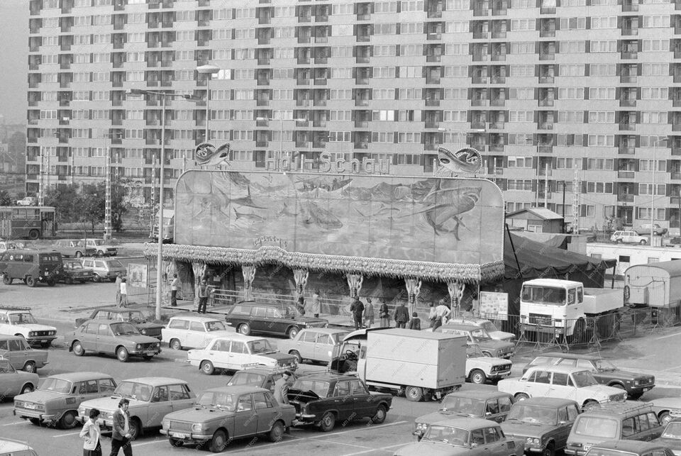 Cápa Show az Örs vezér tere kőbányai parkolójában az 1980-as években. Forrás: Mit hordtunk, néztünk, csináltunk a 80-as években? Facebook oldala