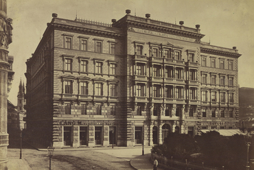 Budapest, Vigadó tér, az Első Magyar Általános Biztosító Társaság székháza 1890 körül, tervező: Frey Lajos és Kauser Lipót (FSZEK Budapest Gyűjtemény/Klösz György felvétele)