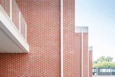 	Het Vliegertje óvoda és általános iskola Deurne városában – Az iskola keleti, óvodai szárnya – Építész: BULK architecten – Fotó: Nick Claeskens
