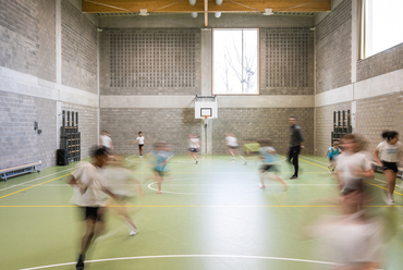 Het Vliegertje óvoda és általános iskola Deurne városában – A tornaterem – Építész: BULK architecten – Fotó: Tom Verstraeten