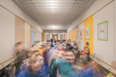 Het Vliegertje óvoda és általános iskola Deurne városában – Az általános iskola középfolyosója – Építész: BULK architecten – Fotó: Tom Verstraeten