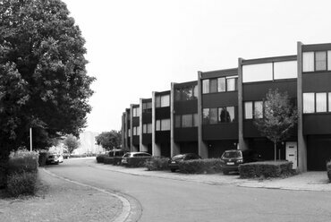 A Langbaanveld szociális lakótelep fűrészfogas elrendezésű, sorházas beépítésű házai – Forrás: BULK architecten