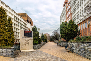 A Zsolnay Negyednél is nagyobb területet érintett a Diána tér és az 1979-től épült  Apáczai Nevelési és Általános Művelődési Központ térségének rehabilitációja. 