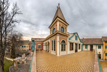 Jelenleg a járványhelyzet előírásainak megfelelően a Zsolnay Negyed kiállítóterei zárva tartanak, a Látogatóközpont, és az Infopont&Shop kivételével. A park természetesen látogatható, némileg rövidebb időben, 06.00 és 19.30 között.