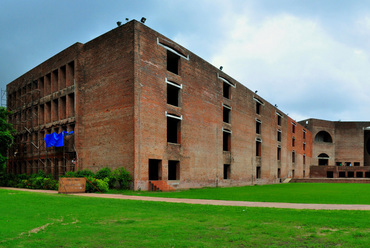 Indian Institute of Management - Ahmedabad. Építész: Louis Kahn. Fotó: Wikimedia Commons