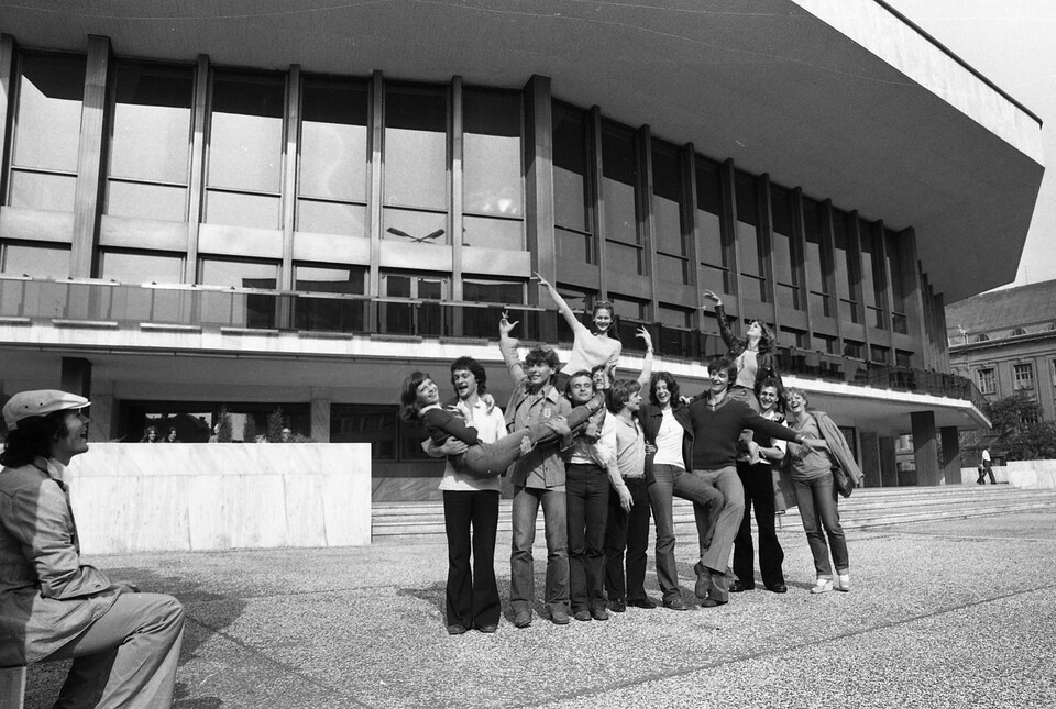 Lebontható-e a Győri Nemzeti Színház? – Az utópia és valósága. A Győri Balett társulata a színház előtt, balra Markó Iván. 1979. Fotó: Fortepan, adományozó Urbán Tamás