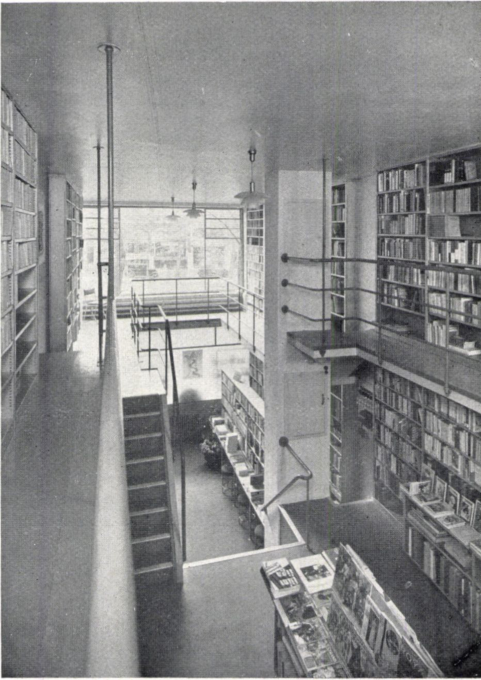 Amszterdam, Schröder en Dupont könyvesbolt, 1933-ban, tervező: Bodon Sándor (Tér és Forma, 1933/4-5., 152. o.)