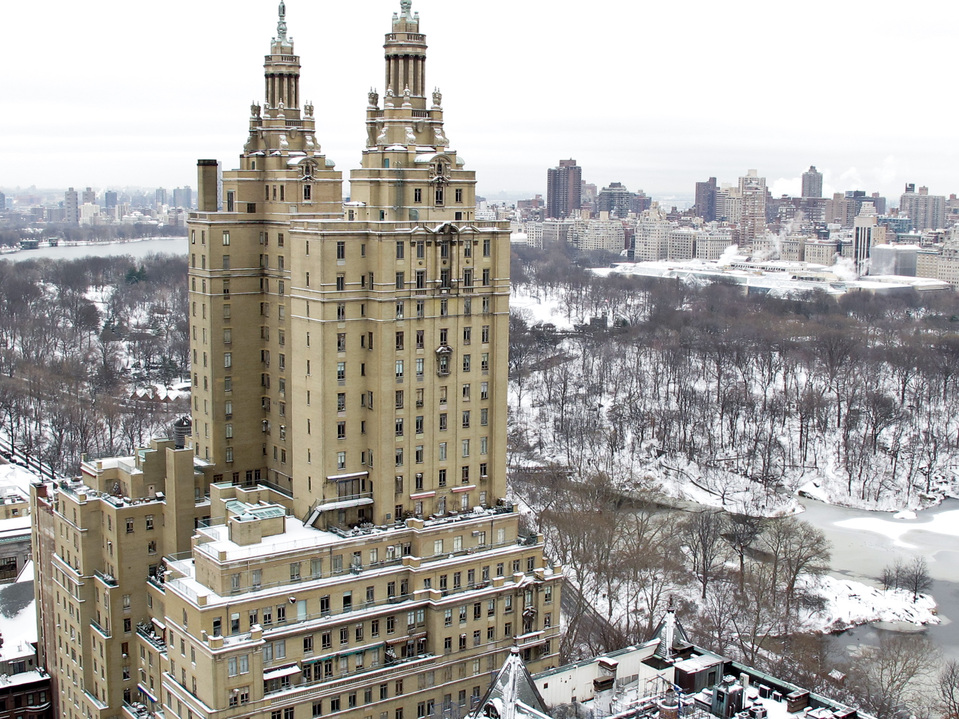 New York, The San Remo a behavazott Central parkkal, tervező: Emery Roth (Wikipedia)