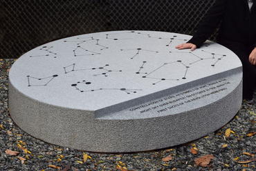 Az 1956-os emlékmű központi eleme a beemelés előtt; a csillagképet magába fogadó gránittömb, New York, NY, Nagy Tamás felvétele