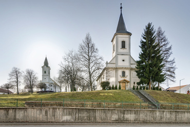 A több mint nyolcszáz éves Ajka falu evangélikus és református templomai változatlanul a település közepén maradtak. Közel egy időben épültek az 1780-as években, ma mindkettő országos jelentőségű műemlék.