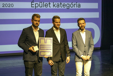 Zubreczki Dávid átadja a legjobb épület díját Sónicz Péternek és Laza Bálintnak.