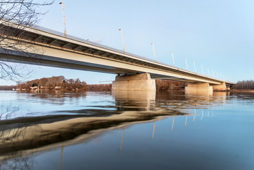A Szentendrei Duna-ági híd a maga nemében szintén hazai rekorder lett: az egyszerű acél szekrénytartós szerkezet minden addiginál nagyobb, 144 méteres nyílást ível át, miközben a főtartóinak magassága nem éri el a négy és fél métert.