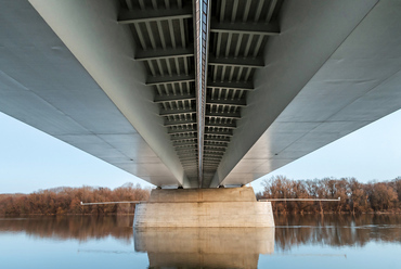 A Dunába, és az ivóvizet szolgáltató csápos kutak környezetébe nem kerülhet a híd úttestjéről származó csapadékvíz, ezért azt több, mint másfél kilométernyi csővezetéken, a híd két végén lévő kezelő műtárgyakba vezetik.