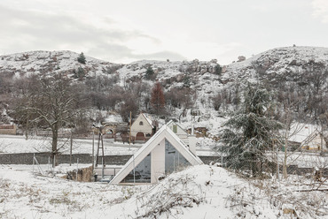 Téglalapon háromszög – családi ház a budaörsi dombok között. Fotó: Danyi Balázs