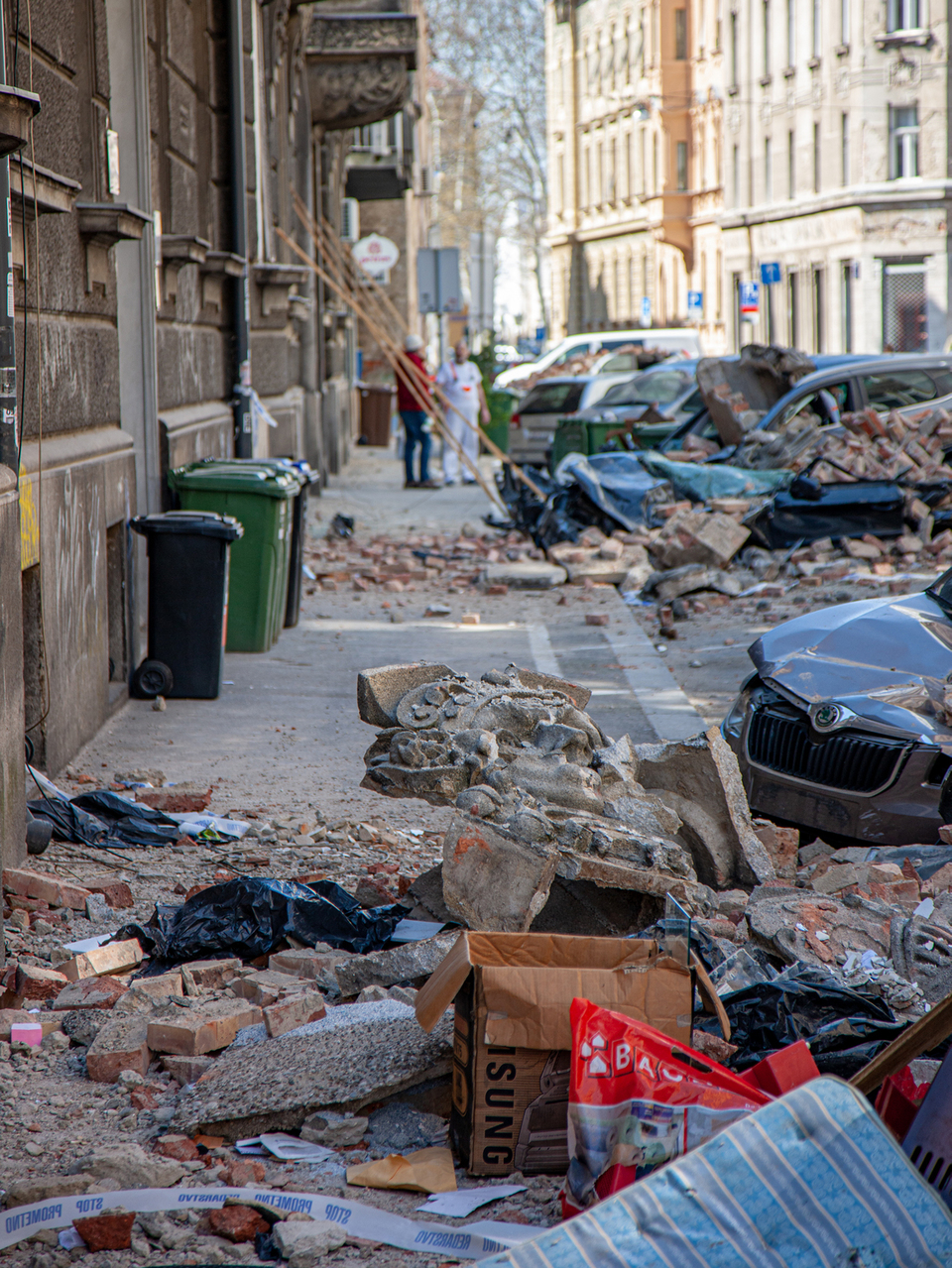 Leomlott prákányelemek, téglák és megrongálódott autók a Đorđić utcában. (Fotó: Paolo Mofardin, Művészettörténeti Kutatóintézet, Zágráb) 