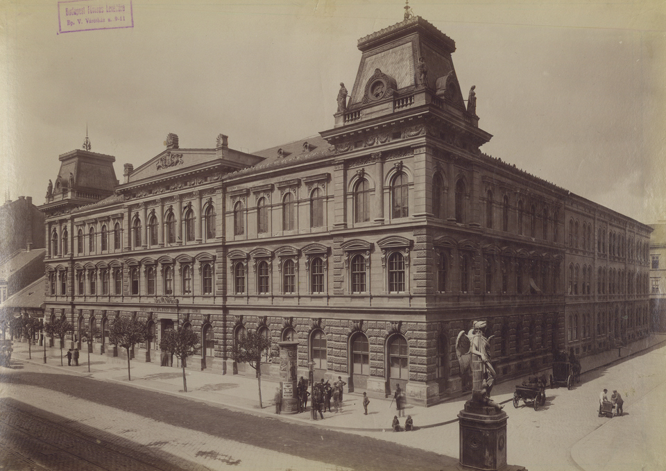 Budapest, Nagymező utca 1., 1900 körül, tervező: Feszl Frigyes és Feszl László (FSZEK, Budapest Gyűjtemény, Klösz György felvétele)