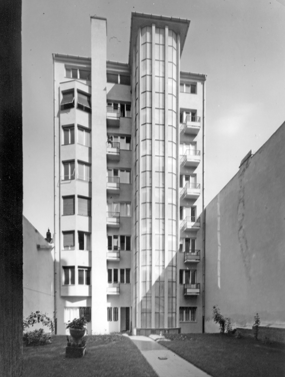 Budapest, Krisztina körút 69., udvari homlokzat 1937 körül, tervező: Preisich Gábor és Vadász Mihály (BTK MI)