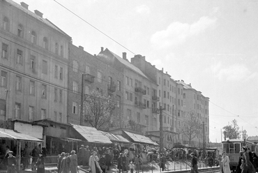 Széll Kálmán (Moszkva) tér, ideiglenes piac a Vérmező út épületeivel, 1951. Forrás: Fortepan / undefined