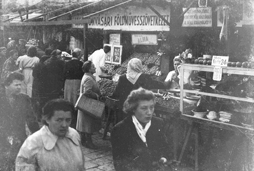 Piac a Széll Kálmán (Moszkva) téren, 1952. Forrás: Fortepan / Lukács Pál
