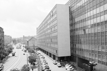 Margit körút (Mártírok útja) a Széna tér felé nézve, jobbra a Kohó- és Gépipari Minisztérium, 1976. Forrás: Fortepan / UVATERV