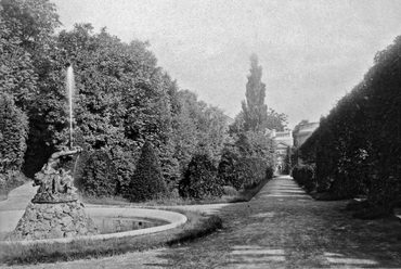 Az Alsó sétányon álló Triton kút 1890 körüli vízjátéka. Az erdeti szobornak nyoma veszett és a kút is megszűnt a századforduló körül, helyére akkor virágágyás került. Forrás: BTM Kiscelli Múzeum