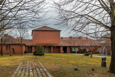 A békásmegyeri evangélikus templom kertjében már csak emlékmű a régi harangtorony (jobboldalt). Fotó: Gulyás Attila