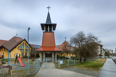 A káposztásmegyeri Szentháromság-plébániaközpont. Fotó: Gulyás Attila
