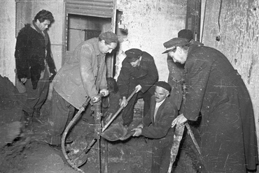 A pártházhoz kötődő feltételezett kazamaták keresése, 1956. Forrás: Fortepan/Nagy Gyula